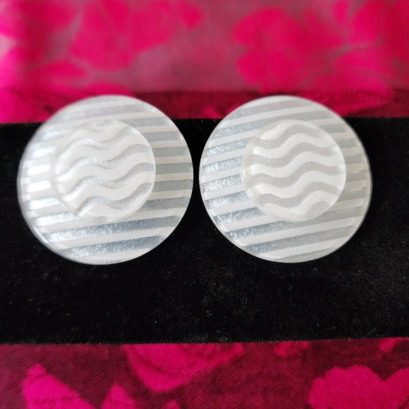 White Acrylic 70s Style Large Button Earrings. - Picture 7 of 7